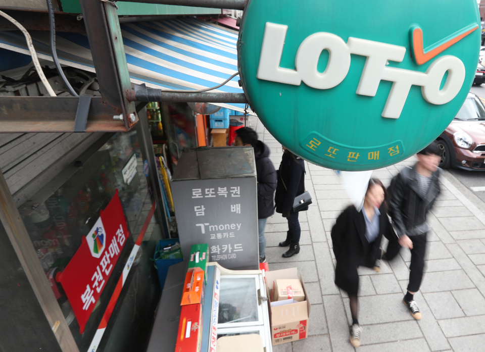 서울 종로구의 한 로또 판매점 앞을 사람들이 지나가고 있다. ⓒ 연합뉴스