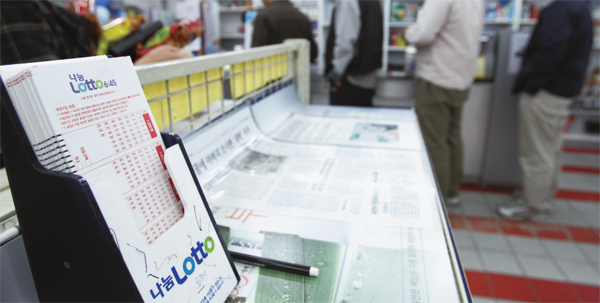 30일 통계청 가계동향조사 마이크로데이터를 분석한 결과, 지난 1분기 로또·연금복권·경마·경륜 등의 복권을 구매한 가구는 221만2000가구로 조사 대상 가구(2183만4000가구) 중 10.1%를 차지했다.&nbsp;ⓒ 시사저널 박은숙