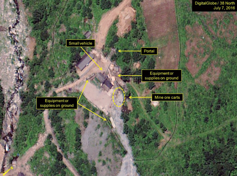 미국의 북한 전문매체 ‘38노스’가 공개한 북한 함경북도 길주군 풍계리 핵실험장의 2016년 7월7일 위성사진. 노란 화살표들 중 맨 위쪽 ‘입구’를 가리키는 것을 제외한 나머지가 새로 나타난 물체나 활동을 가리키고 있다. ⓒ시사저널 사진자료