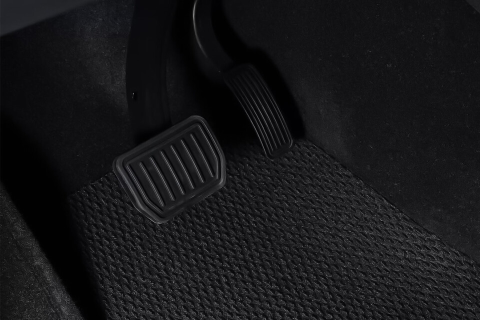 원페달 기능이 탑재된 테슬라 차량의 운전석 하단 ⓒ 테슬라코리아