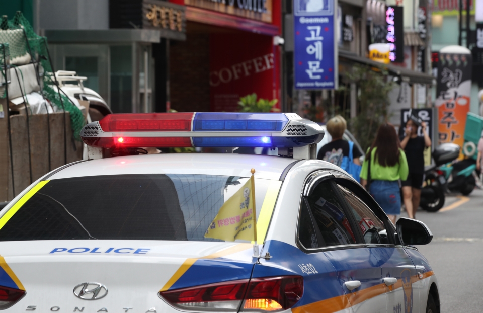 도로 위에 세워진 경찰 순찰차. 기사와 직접적인 관련 없음 ⓒ 연합뉴스