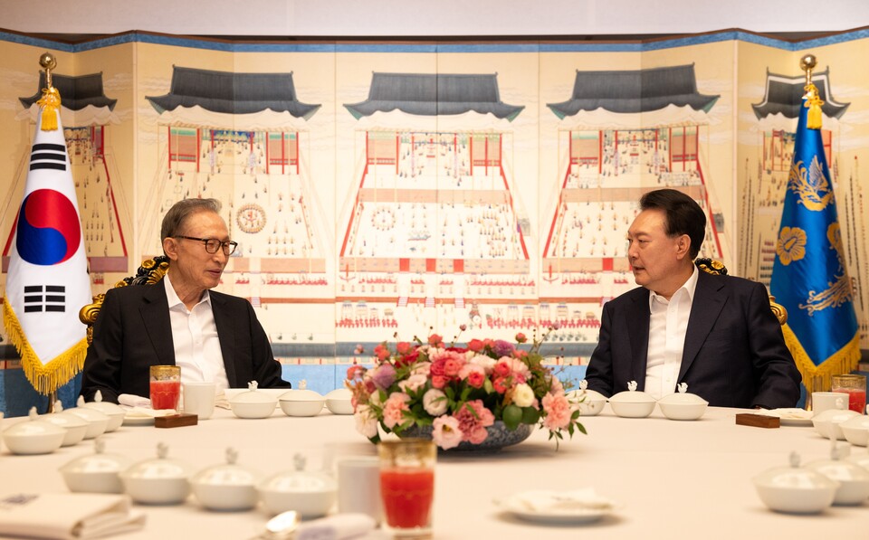 윤석열 대통령이 8월12일 오후 서울 한남동 대통령 관저에서 이명박 전 대통령과 부부 동반 만찬을 하며 대화하고 있다. ⓒ연합뉴스