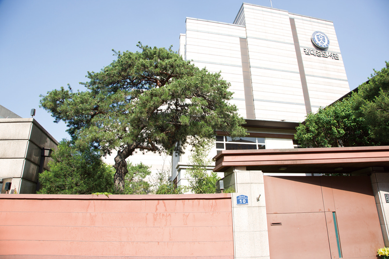 김대중 전 대통령과 이희호 여사의 서울 마포구 동교동 사저 뒤로 김대중도서관 건물이 보인다. ⓒ시사저널 이종현