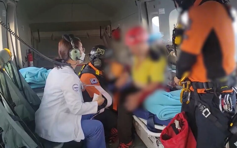 9월13일 성애진 경상국립대병원 응급의학과 교수가 소방헬기에 탑승해 급성심근경색이 의심되는 환자를 진찰하고 있다. ⓒ소방청 제공