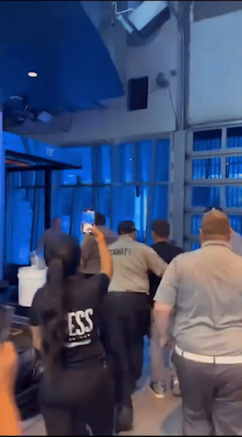 9월20일 온라인 커뮤니티에 오타니 쇼헤이(30·로스앤젤레스 다저스)의 50-50 홈런볼을 주운 사람이 경호원들의 도움을 받으며 이동하는 모습이 담긴 영상이 올라왔다. ⓒX(옛 트위터) 캡처