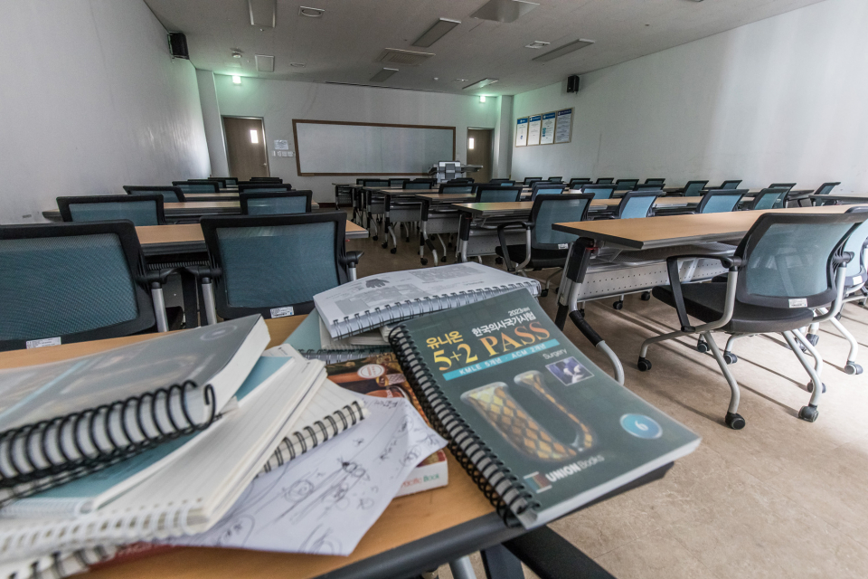 정부의 의대 증원 정책에 반발해 의대생들이 수업을 거부 중인 가운데 한 의과대학 강의실이 텅 비어 있다. ⓒ시사저널 최준필
