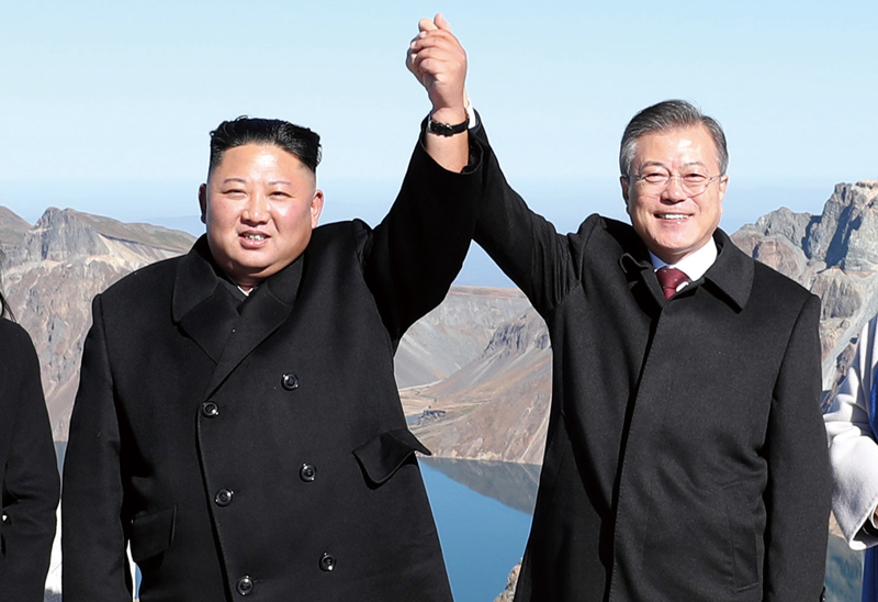 문재인 전 대통령과 김정은 북한 국무위원장이 2018년 9월20일 백두산 장군봉에서 손을 맞잡고 기념촬영을 하고 있다. ⓒ평양사진공동취재단