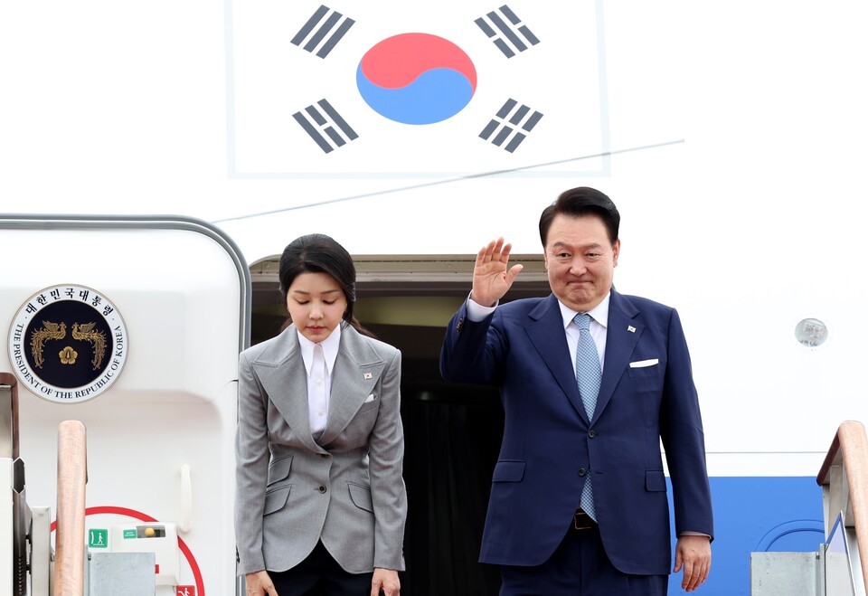 윤석열 대통령과 김건희 여사가 9월19일 성남 서울공항에서 체코 공식 방문을 위해 출국하며 전용기인 공군 1호기에 올라 인사하고 있다. ⓒ연합뉴스