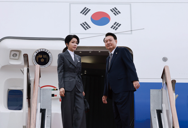 윤석열 대통령과 김건희 여사가 필리핀, 싱가포르 국빈 방문 및 라오스 아세안 정상회의를 위해 10월6일 성남 서울공항에서 출국하고 있다. ⓒ연합뉴스