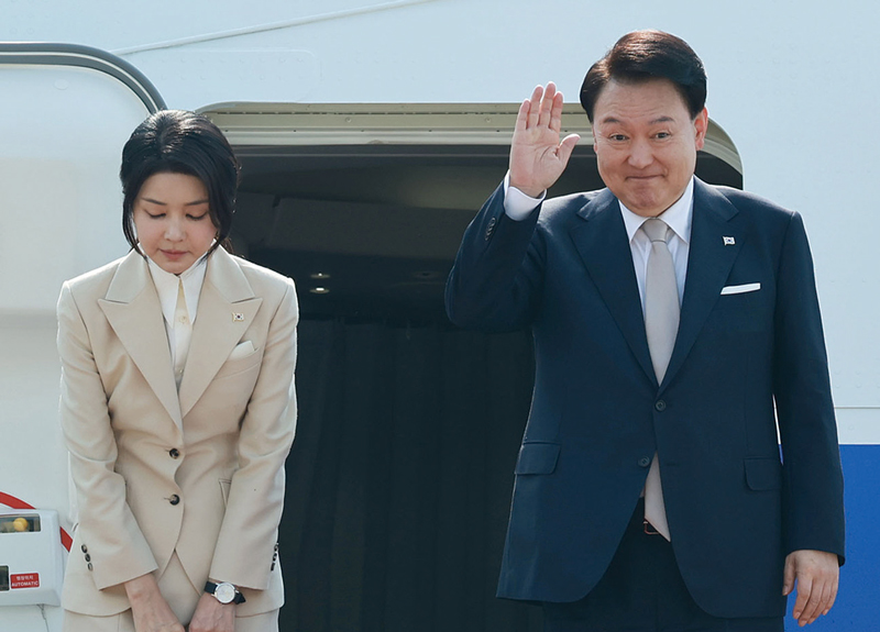 윤석열 대통령과 부인 김건희 여사가 6월10일 경기 성남 서울공항에서 투르크메니스탄, 우즈베키스탄, 카자흐스탄 등 중앙아시아 3개국 방문차 출국하며 전용기인 공군 1호기에 올라 인사하고 있다. ⓒ연합뉴스
