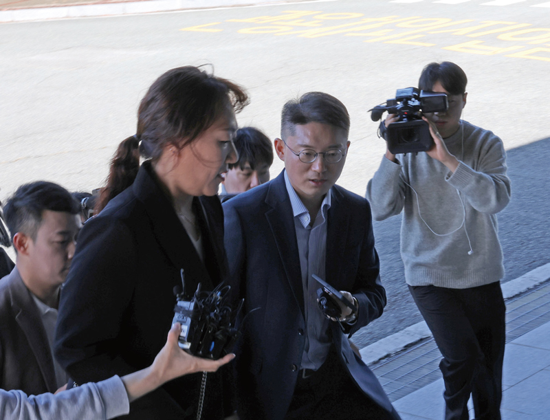 ‘명태균 게이트’를 폭로한 강혜경씨가 검찰 조사를 위해 10월23일 창원시 성산구 창원지검에 들어서고 있다. ⓒ연합뉴스