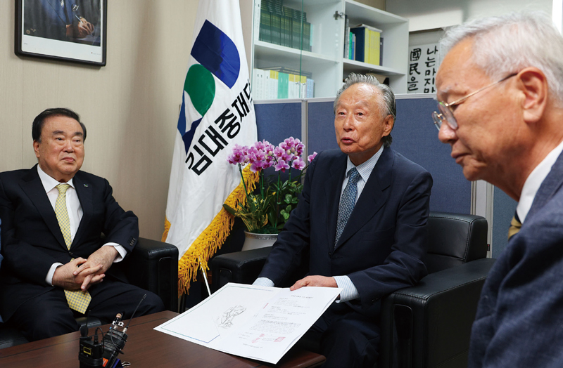 권노갑 김대중재단 이사장(가운데)과 문희상 상임부이사장(왼쪽), 배기선 사무총장이 9월26일 서울 여의도 김대중재단에서 동교동 사저 재매입 협약식을 마친 뒤 소감을 밝히고 있다. ⓒ연합뉴스