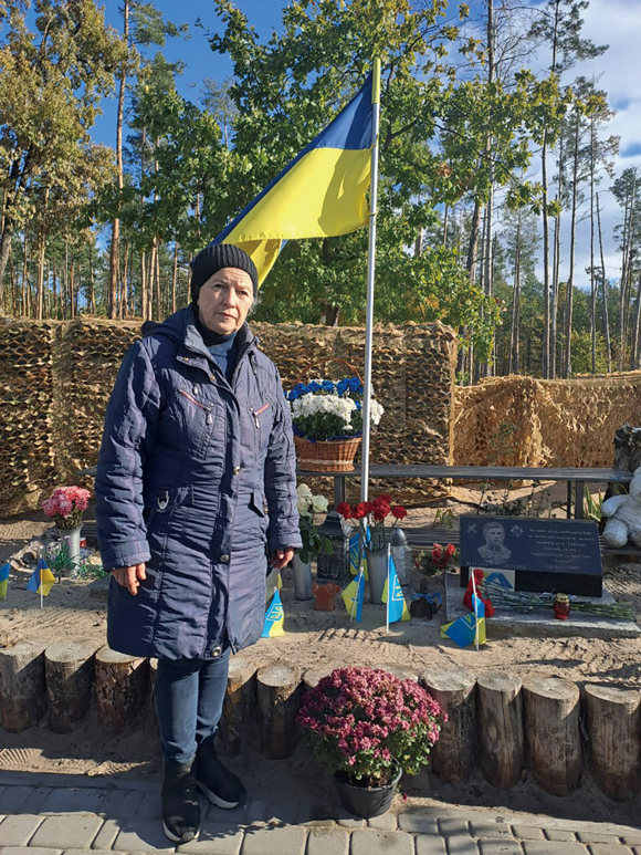 우크라이나에서 러시아 침략군과 첫 번째 전투가 벌어졌던 모슌마을의 전사자 추모공원. 사진은 전투 당시 아들을 잃은 라리사이며 뒤에 우크라이나 국기가 펄럭이고 있다. ⓒ윤경숙 제공