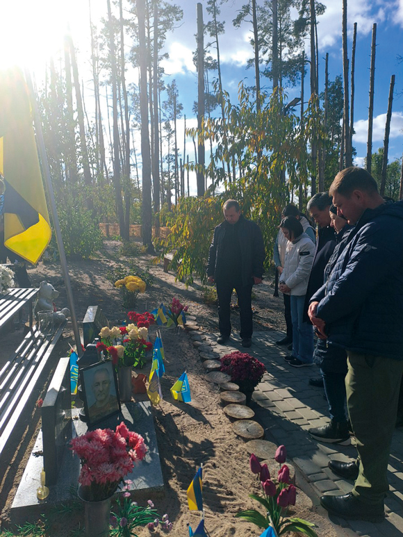 추모공원에서 묵념 중인 필자 일행. 맨 왼쪽이 모슌마을의 이장 바딤이다. ⓒ윤경숙 제공