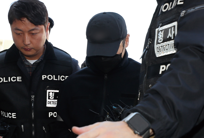 함께 근무하던 여성 군무원을 살해한 뒤 시신을 훼손하고 강원 화천군 북한강에 유기한 현역 군 장교가 11월5일 구속 전 피의자 심문(영장실질심사)을 받기 위해 춘천지법으로 들어가고 있다. ⓒ연합뉴스