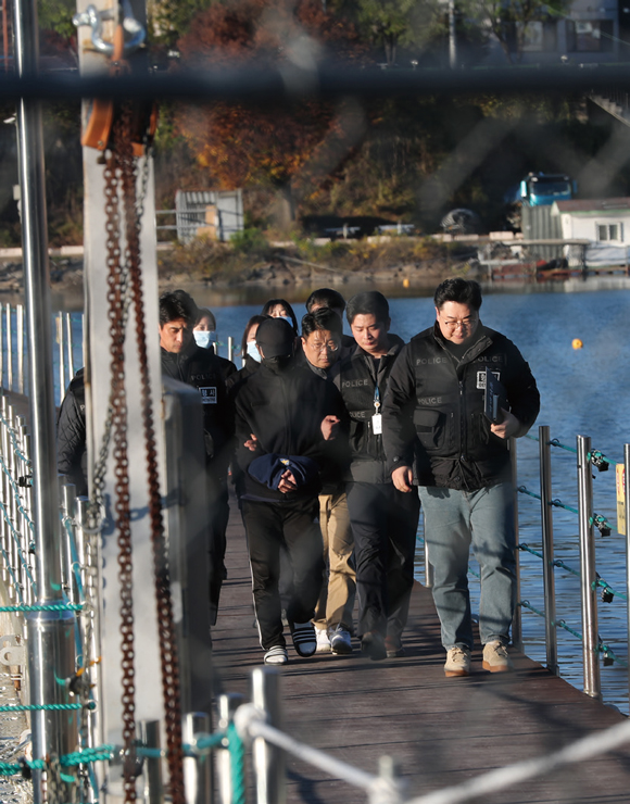 경찰이 강원도 화천군 북한강에서 여성 군무원을 살해한 뒤 시신을 훼손하고 유기한 양씨에 대해 현장검증을 하고 있다. ⓒ연합뉴스