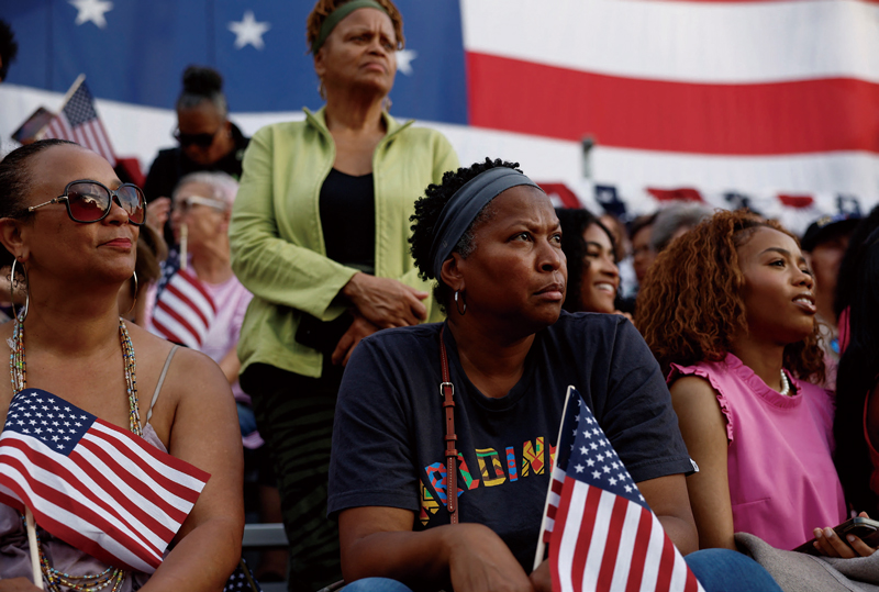 11월6일 미국 워싱턴의 하워드대학교에서 지지자들이 카멀라 해리스 부통령의 대선 패배를 인정하는 연설을 듣고 있다. ⓒ로이터 연합