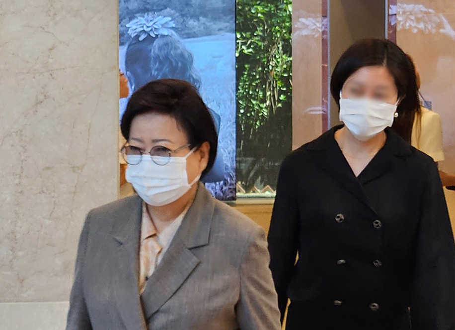 송영숙 한미약품그룹 회장(왼쪽)이 지난 9월27일 서울 송파구 한미약품그룹 사옥에서 열린 한미사이언스 이사회를 마친 뒤 건물 밖으로 나가고 있다. ⓒ연합뉴스