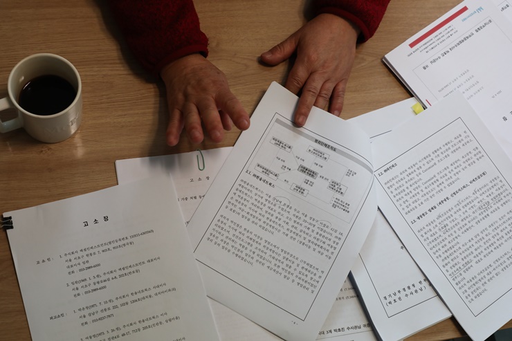 11월13일 오후 경기 성남시 분당구의 한 아파트에서 ‘수입 냉동육 담보 투자사기’ 피해를 입은 A씨가 고소장을 통해 사건 개요를 설명하고 있다. ⓒ시사저널 박은숙