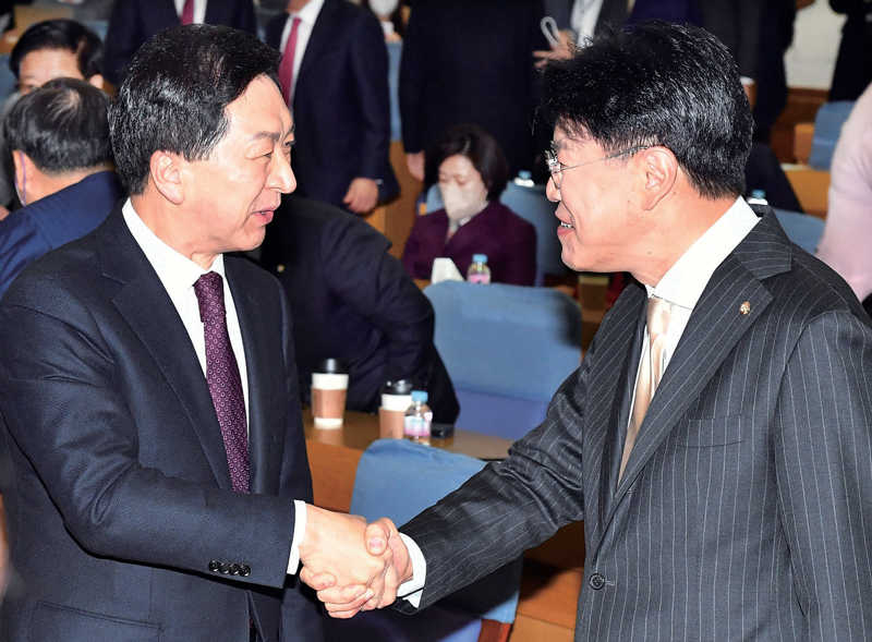 김기현 국민의힘 의원(왼쪽)이 12월7일 친윤계 공부모임 ‘국민공감’ 첫 모임에서 ‘윤핵관’ 장제원 의원과 악수하고 있다.ⓒ시사저널 박은숙