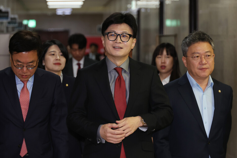 한동훈 국민의힘 대표(가운데)가 지난 14일 국회에서 열리는 최고위원회의에 입장하고 있다. ⓒ 연합뉴스