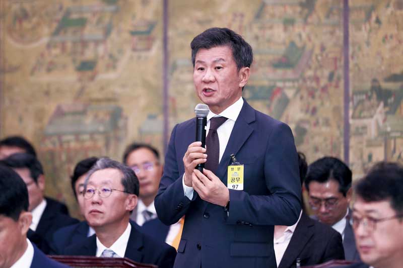 정몽규 대한축구협회장이 10월24일 국회에서 열린 문화체육관광위 국정감사에서 의원 질의에 답하고 있다. ⓒ시사저널 박은숙