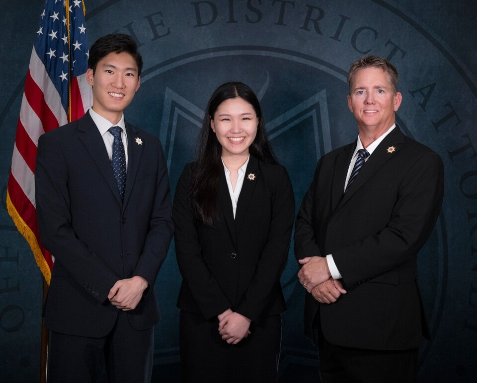 캘리포니아 툴레어 카운티의 피터 박 검사(왼쪽)와 동생 소피아 박(가운데) ⓒ 툴레어 카운티 지방검찰청(Tulare County District Attorney's Office) 페이스북 게시물 캡처