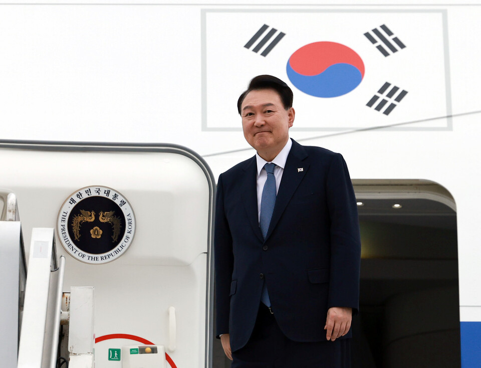 윤석열 대통령이 지난 20일(현지 시각) 31차 아시아태평양경제협력체(APEC) 및 19차 주요 20개국(G20) 정상회의 일정을 마치고 브라질 리우데자네이루 갈레앙 공군기지에서 공군 1호기에 탑승하고 있다. ⓒ 연합뉴스