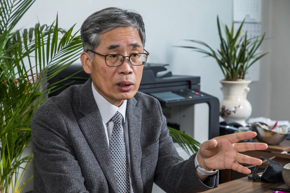 한때 윤석열 대통령 멘토로 평가됐던 신평 변호사는 28일 채널A 유튜브 ‘노은지의 정치시그널’에 출연해 “이재명 더불어민주당 대표는 인간적인 신의를 지킬 줄 아는 사람이다. 절대로 한동훈 같은 사람은 아니다”라고 말했다.  ⓒ시사저널