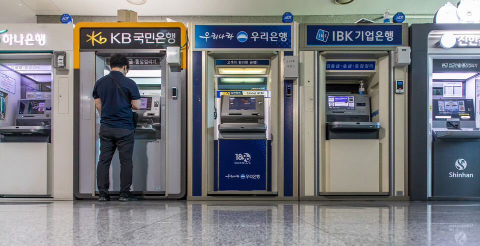 한국은행의 2회 연속 기준 금리 인하를 반영해, 시중은행의 예적금 금리와 대출 금리가 낮아지는 흐름이다. 사진은 한 시민이 서울 영등포구 국회 의원회관 내 위치한 ATM 기기를 이용하는 모습 ⓒ시사저널 최준필