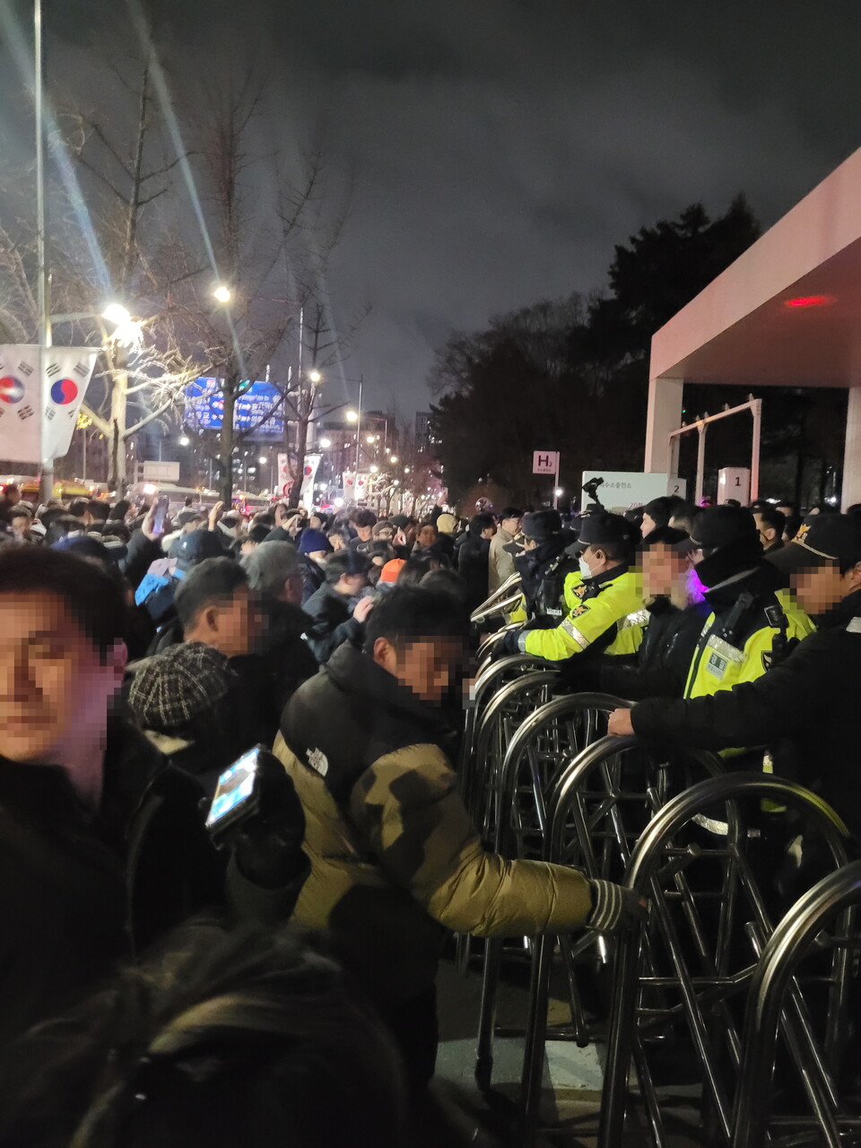 4일 밤 1시경 국회 정문 근처 수소충전소 앞 모습. 국회에 진입하려는 시민들과 이를 막아서는 경찰들 사이에 물리적 충돌이 발생했다. ⓒ 시사저널 공성윤