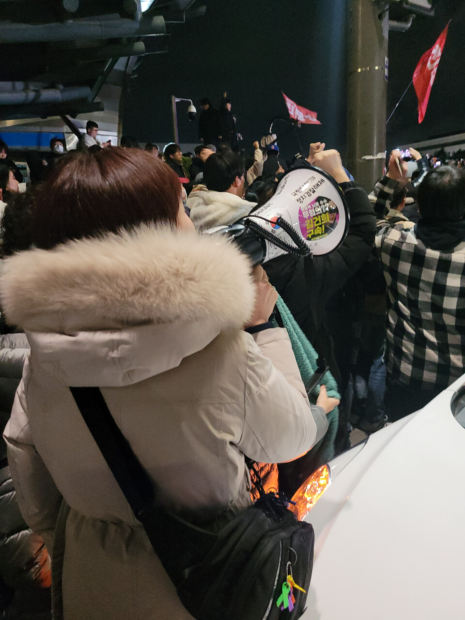 4일 밤 1시경 본인을 시민단체 촛불행동 소속이라고 밝힌 한 여성이 확성기로 소리를 지르고 있다. ⓒ 시사저널 공성윤