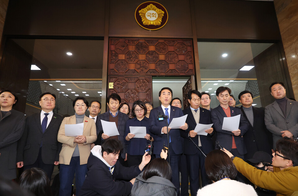 '윤석열탄핵국회의원연대' 의원들이 4일 새벽 국회에서 긴급 담화문을 발표하고 있다. @연합뉴스