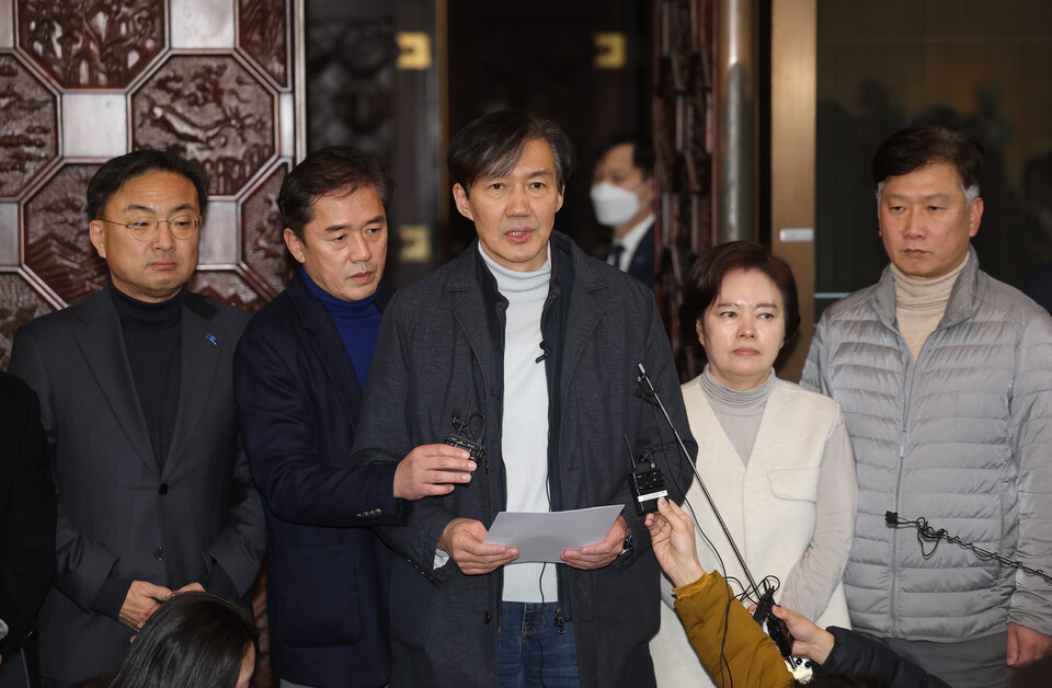 조국 조국혁신당  대표가 4일 새벽 국회에서 비상계엄 해제 요구 결의안이 의결된 뒤 입장을 발표하고 있다. 국회는 이날 비상계엄령 해제를 가결했다. @연합뉴스