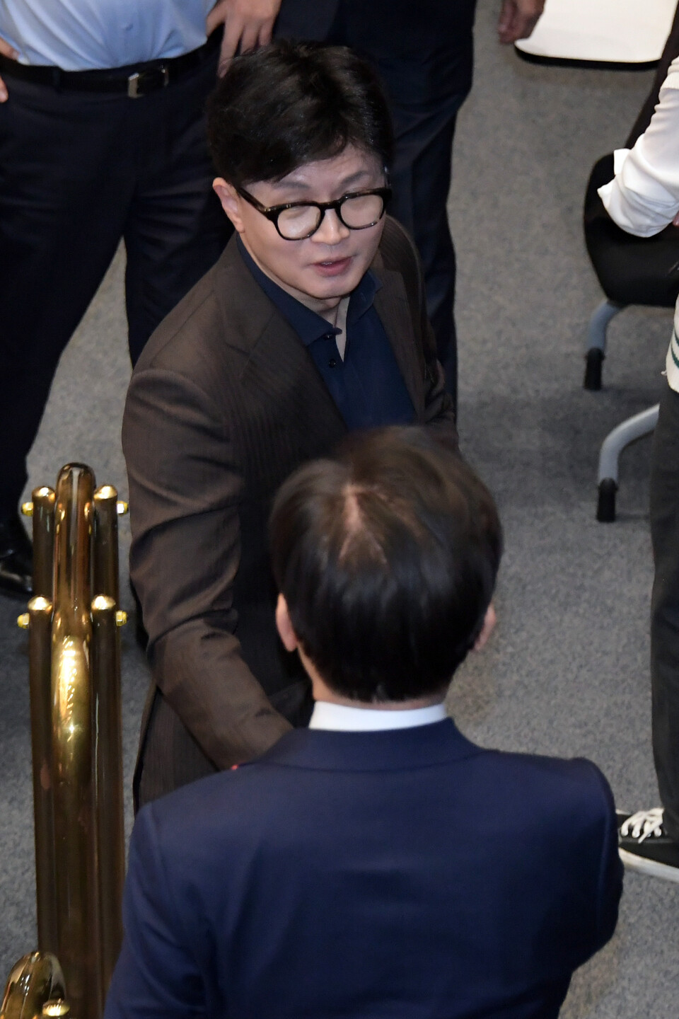 윤석열 대통령이 12월3일 밤 긴급성명을 통해 비상계엄을 선포한 가운데 4일 새벽 서울 여의도 국회 본회의장에서 국민의힘 한동훈 대표와 더불어민주당 이재명 대표가 만나 인사하고 있다. ⓒ연합뉴스