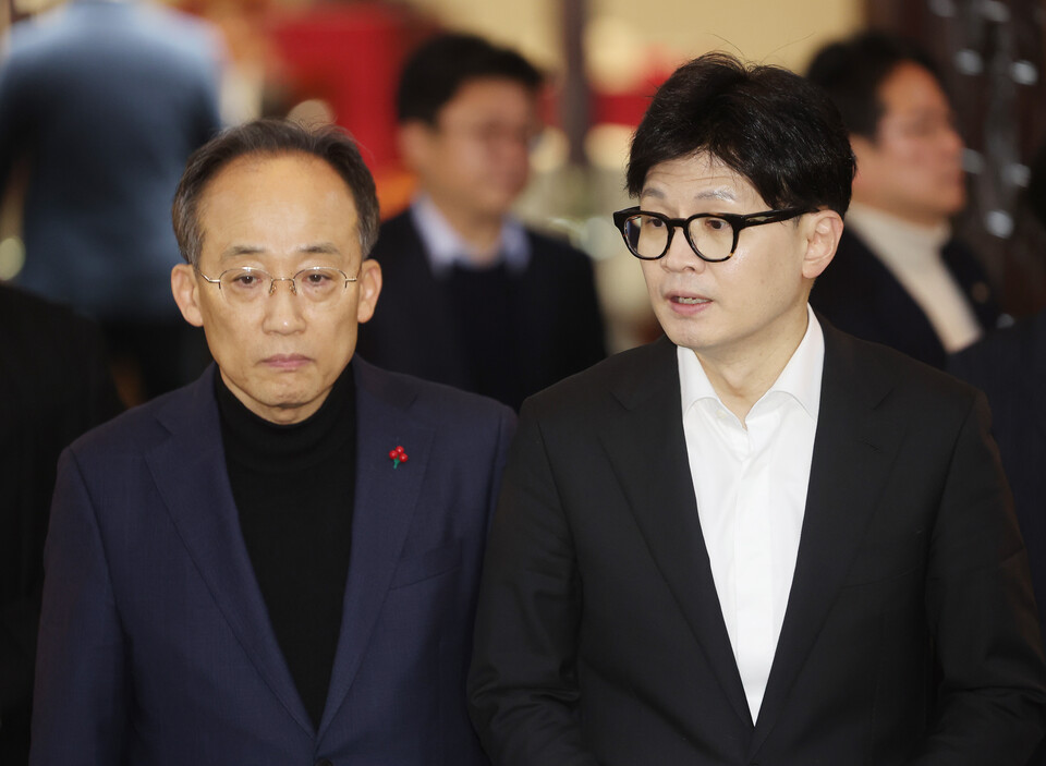 한동훈 국민의힘 대표가 4일 서울 여의도 국회에서 열린 비상의원총회를 마치고 나오며 발언하고 있다. 왼쪽은 추경호 원내대표. ⓒ연합뉴스