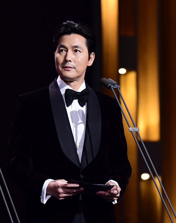 11월29일 서울 영등포구 여의도 KBS홀에서 열린 제45회 청룡영화상 시상식에서 최다관객상 시상자로 나선 정우성이 발언하고 있다. ⓒ연합뉴스