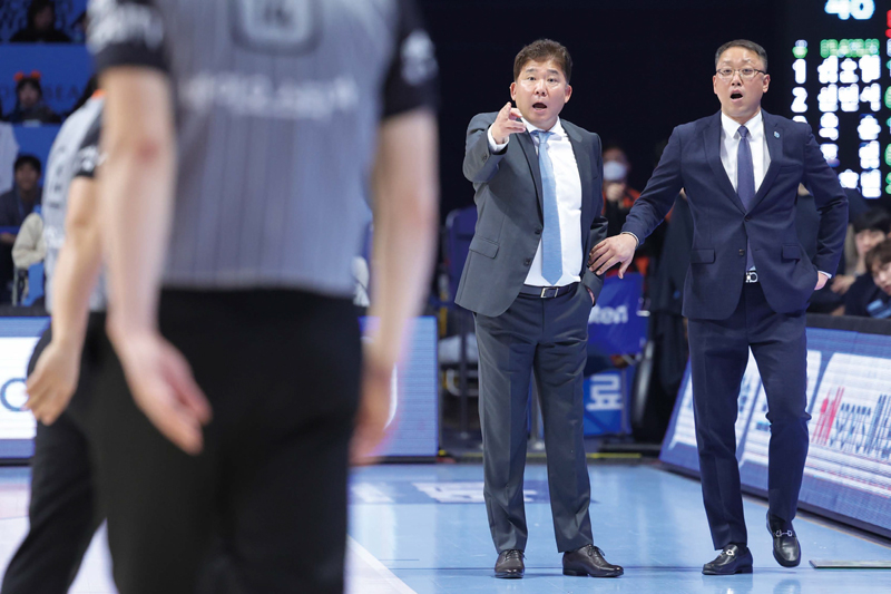 11월13일 고양소노아레나에서 열린 2024~25 KCC 프로농구 고양 소노와 울산 현대모비스 경기에서 소노 김승기 감독(왼쪽)이 판정에 항의하고 있다. ⓒ연합뉴스