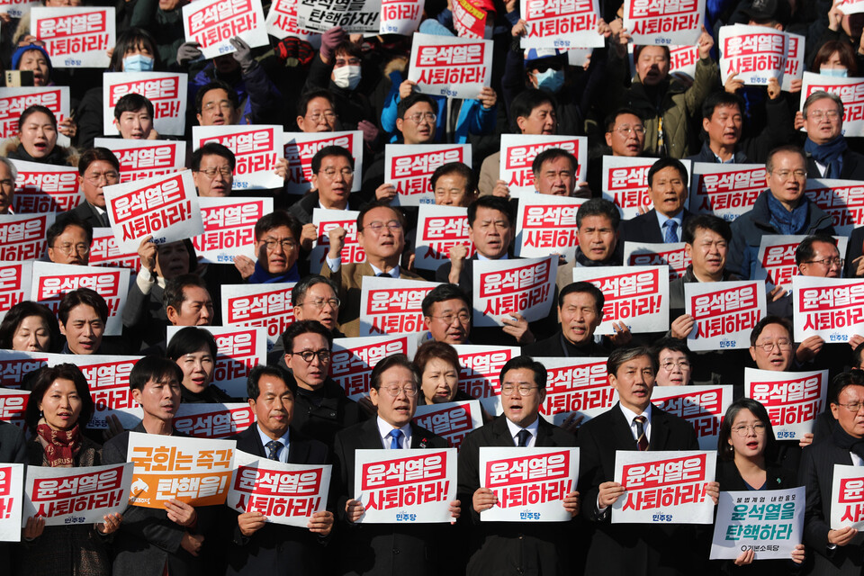 이재명 더불어민주당 대표와 야4당 대표들이 4일 국회 본청 계단에서 열린 윤석열 대통령 사퇴촉구 탄핵추진 비상시국대회에서 구호를 외치고 있다. ⓒ시사저널 박은숙