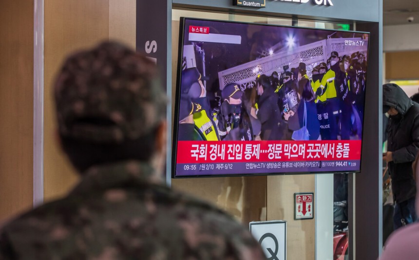윤석열 대통령이 비상계엄 해제를 선언한 4일 오전 서울역 대합실에서 시민들이 관련 뉴스를 보고 있다. ⓒ시사저널 최준필