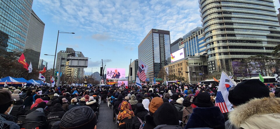7일 오후 서울 광화문에서 열린 집회 모습. 시민들이 전광훈 사랑제일교회 목사 겸 자유통일당 상임고문(전광판 속 모습)의 발언에 호응하고 있다. ⓒ시사저널 김현지