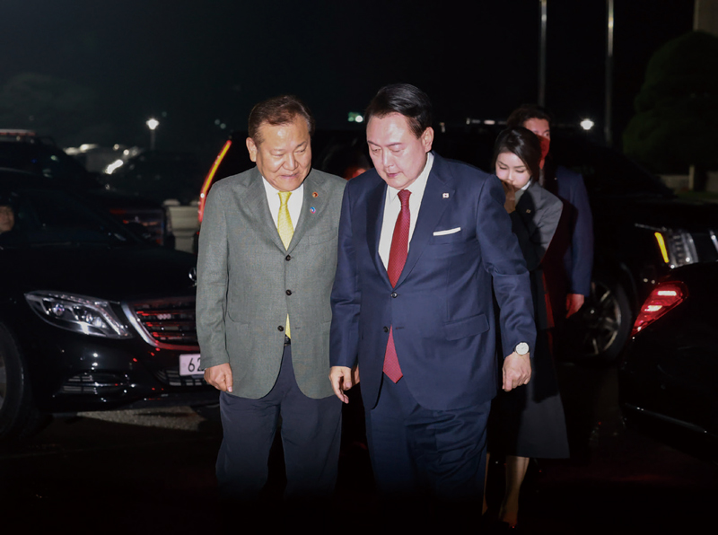 지난 7월8일 경기 성남 서울공항에서 북대서양조약기구 75주년 정상회의 참석을 위해 미국으로 출국하던 윤석열 대통령이  이상민 행정안전부 장관과 대화하고 있다. ⓒ연합뉴스