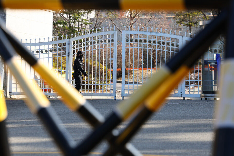 12·3 비상계엄 사태를 수사하는 검찰 비상계엄 특별수사본부는 12월9일 오전부터 경기도 과천 소재 국군방첩사령부 등에서 압수수색을 진행하고 있다고 밝혔다. 사진은 이날 압수수색이 진행 중인 국군방첩사령부 앞에서 근무중인 장병 ⓒ 연합뉴스