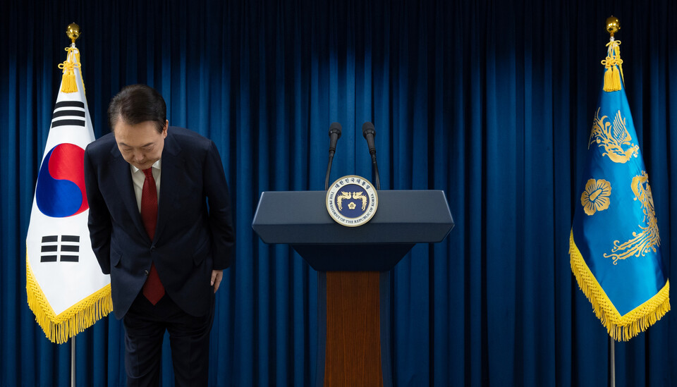 윤석열 대통령이 자신에 대한 탄핵소추안 표결이 예정된 7일 오전 긴급 담화를 통해 허리 숙여 사과하고 있다. ⓒ연합뉴스