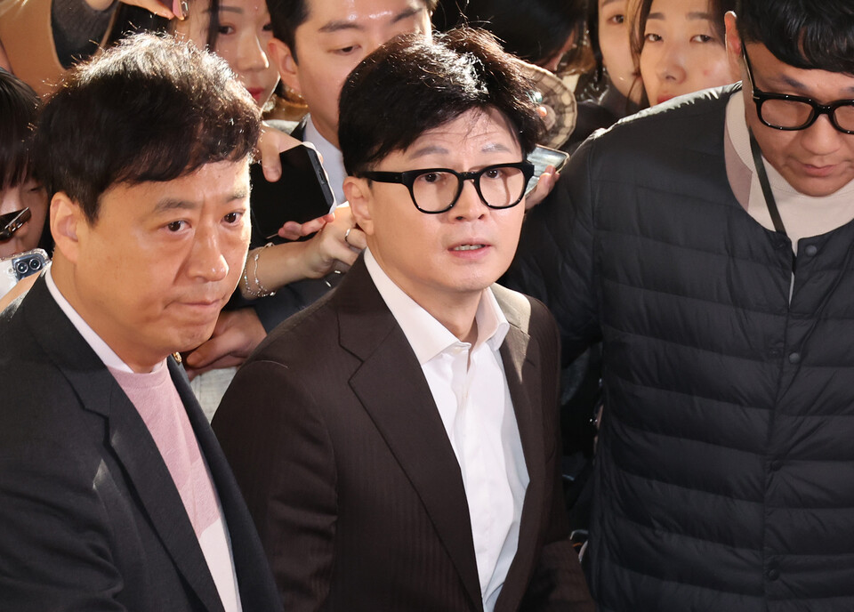 한동훈 국민의힘 대표(가운데)가 12월10일 서울 여의도 국회에서 열린 비상의원총회에 참석하고 있다. ⓒ연합뉴스