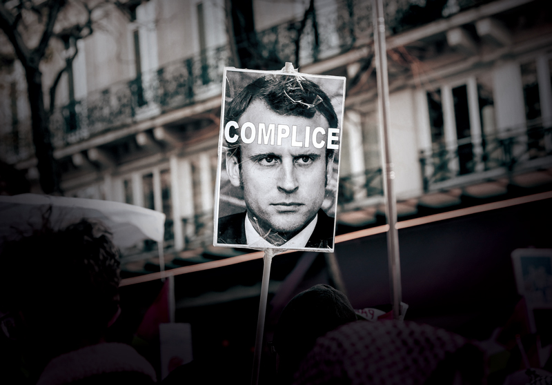 12월7일 프랑스 파리에서 무너진 경제 등을 이유로 마크롱 대통령에 반대하는 시위가 열리고 있다. ⓒEPA 연합