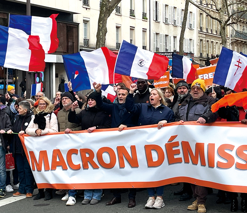 프랑스 시민들이 12월7일 파리에서 마크롱 대통령의 사임을 요구하며 시위를 벌이고 있다. ⓒTASS 연합