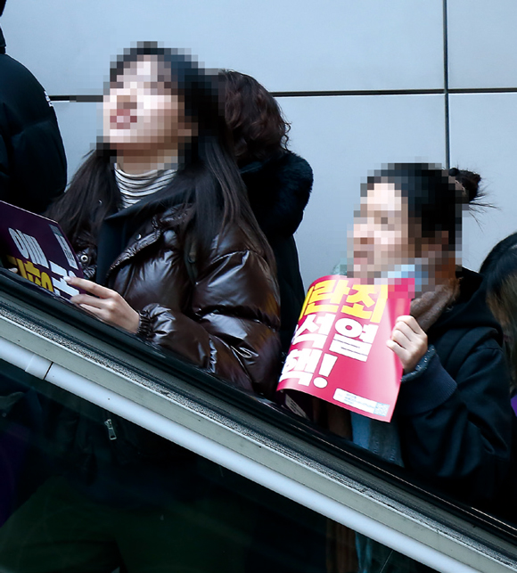 12월7일 국회 앞에서 열린 ‘내란죄 윤석열 퇴진! 국민주권 실현! 사회대개혁! 범국민촛불대행진’에 수많은 시민이 모여들고 있다. ⓒ시사저널 임준선