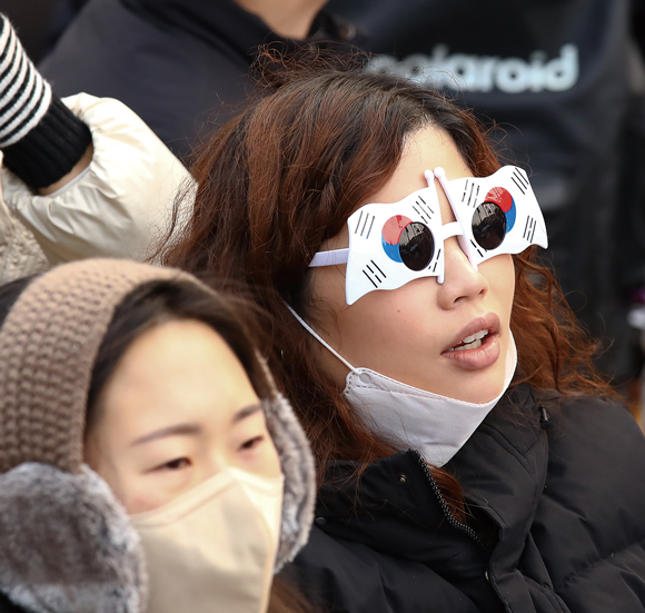 12월7일 국회 앞에서 열린 ‘내란죄 윤석열 퇴진! 국민주권 실현! 사회대개혁! 범국민촛불대행진’에 수많은 시민이 모여들고 있다. ⓒ시사저널 임준선