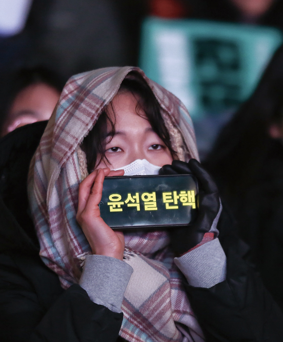 12월7일 국회 앞에서 열린 ‘내란죄 윤석열 퇴진! 국민주권 실현! 사회대개혁! 범국민촛불대행진’에 수많은 시민이 모여들고 있다. ⓒ시사저널 임준선